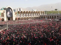 Mii de iranieni la funeraliile ayatollahului Ali Khamenei: Lacrimi, pumni în piept și apeluri la răzbunare (Video)