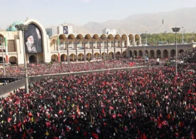 Mii de iranieni la funeraliile ayatollahului Ali Khamenei: Lacrimi, pumni în piept și apeluri la răzbunare (Video)
