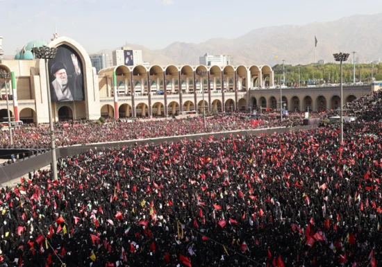 Thousands of Iranians at the funeral of Ayatollah Ali Khamenei: Tears, chest pounding, and calls for revenge (Video)