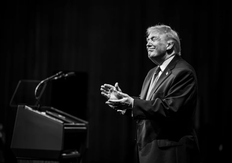 O avere colosală și un conflict de interese periculos: Cum distruge Trump lupta anticorupție din alte țări
