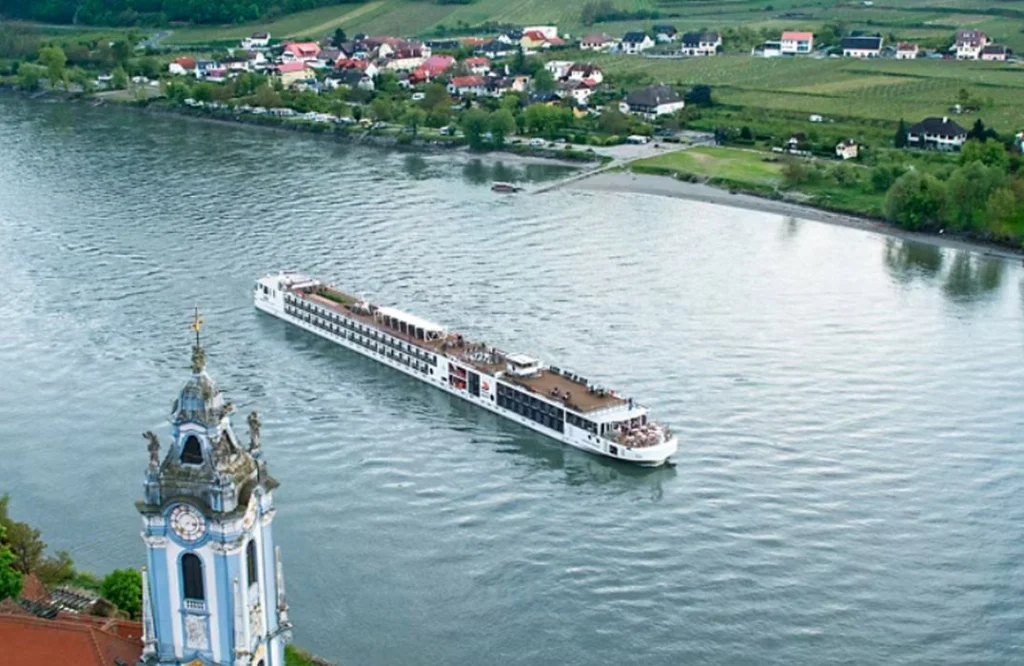 Nava de croazieră Viking Ullur, cu 238 de persoane la bord, a eșuat pe Dunăre, în Mehedinți. Ce se întâmplă cu pasagerii