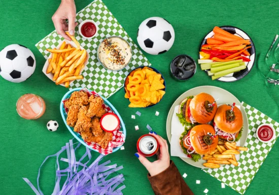 Ce au comandat românii în serile de fotbal: căpșunile și băuturile carbogazoase au condus creșterile din retail, iar sushi-ul a avut cel mai mare avans în restaurante
