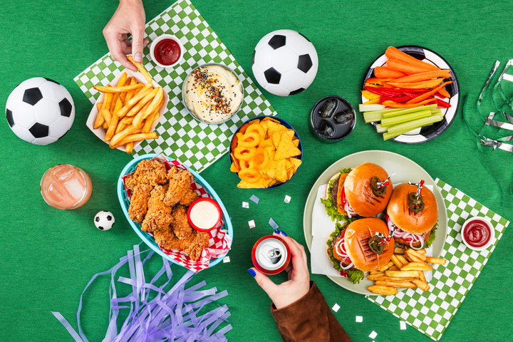 Ce au comandat românii în serile de fotbal: căpșunile și băuturile carbogazoase au condus creșterile din retail, iar sushi-ul a avut cel mai mare avans în restaurante