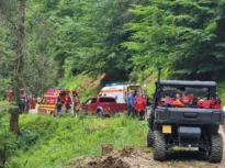 Prahova: Misiune dificilă de coborâre de pe munte a patru persoane rănite după ce mașina în care se aflau s-a izbit de o stâncă/ Victimele au multiple traumatisme și fracturi și este nevoie de maximă prudență – FOTO, VIDEO