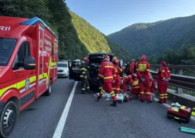 Un bărbat a murit după ce un bolovan s-a prăbușit peste mașina în care se afla, pe Valea Oltului