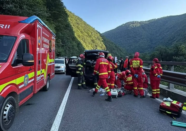 Un bărbat a murit după ce un bolovan s-a prăbușit peste mașina în care se afla, pe Valea Oltului. Explicațiile CNAIR