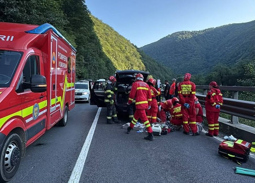 Un bărbat a murit după ce un bolovan s-a prăbușit pe o mașină, pe Valea Oltului. Explicațiile CNAIR