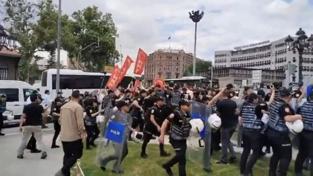Zeci de activiști și politicieni anti-NATO, arestați în Turcia înaintea summitului Alianței (Video)
