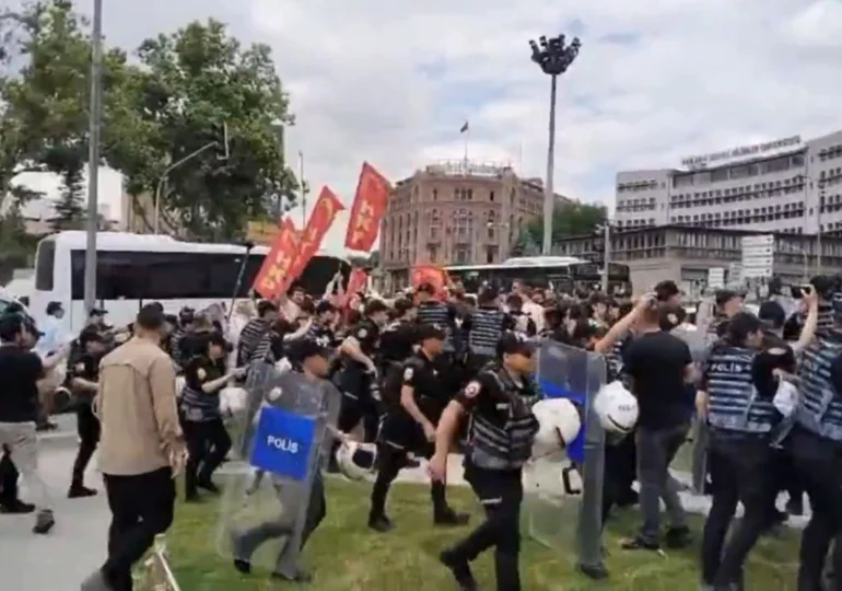 Zeci de activiști și politicieni anti-NATO, arestați în Turcia înaintea summitului Alianței (Video)