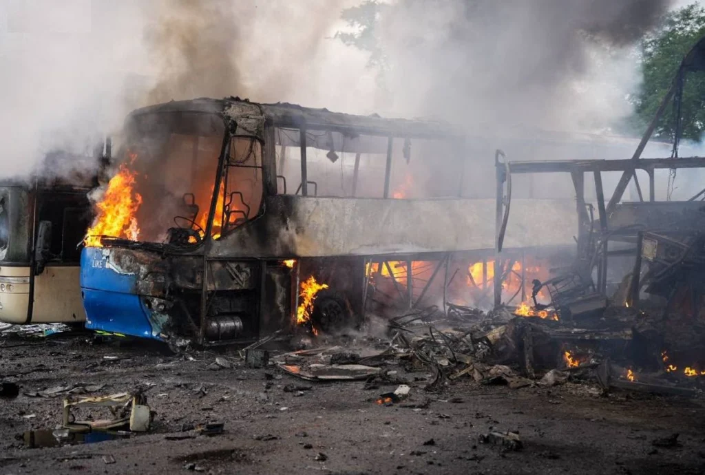 Ziua 1601 Autobuze în flăcări la Odesa. Ucraina lovește un depozit petrolier și închide aeroporturi la Moscova (Video) Zelenski joacă la Paris o nouă carte