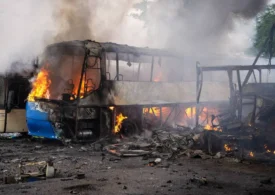 <span style="color:#990000;">Ziua 1601</span> Autobuze în flăcări la Odesa. Ucraina lovește un depozit petrolier și închide aeroporturi la Moscova (Video) Zelenski joacă la Paris o nouă carte