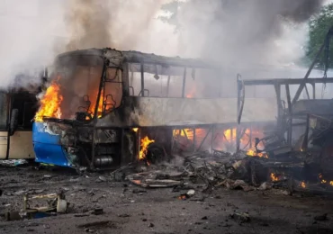 Ziua 1601 Autobuze în flăcări la Odesa. Ucraina lovește un depozit petrolier și închide aeroporturi la Moscova (Video) Zelenski joacă la Paris o nouă carte