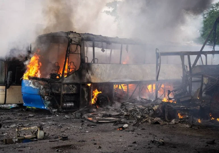 <span style="color:#990000;">Ziua 1601</span> Autobuze în flăcări la Odesa. Ucraina lovește un depozit petrolier și închide aeroporturi la Moscova (Video) Zelenski joacă la Paris o nouă carte