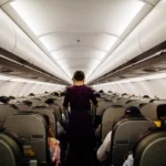 Percheziții la angajați suspectați că au furat ani la rând din avioane parfumuri, mâncare și încasările de la bord