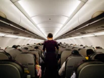 Percheziții la angajați suspectați că au furat ani la rând din avioane parfumuri, mâncare și încasările de la bord