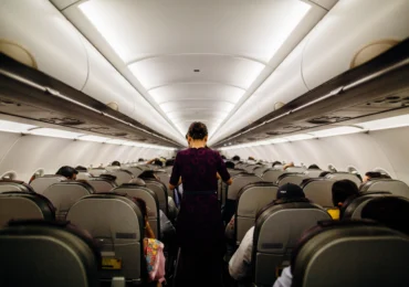 Percheziții la angajați suspectați că au furat ani la rând din avioane parfumuri, mâncare și încasările de la bord