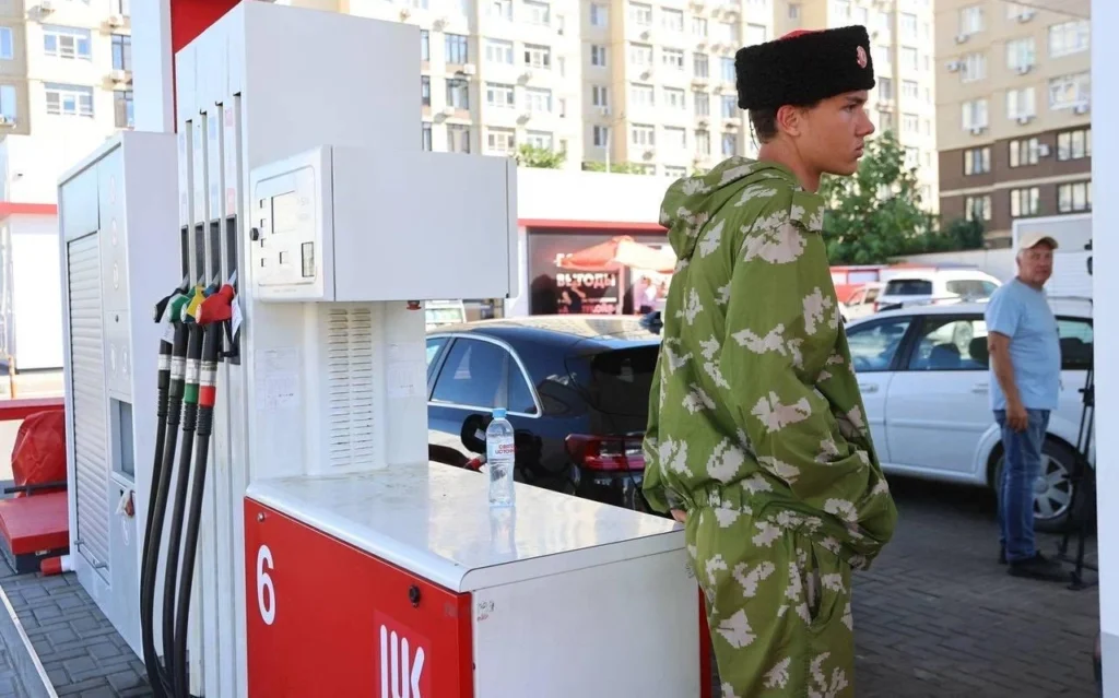 Lumea în care trăiau rușii se prăbușește: De ce naiba ar locui cineva aici? Suntem terminați! Cozile de la benzinăriile din Rusia se văd din satelit. Un primar le spune șoferilor să renunțe la mașini (Video)