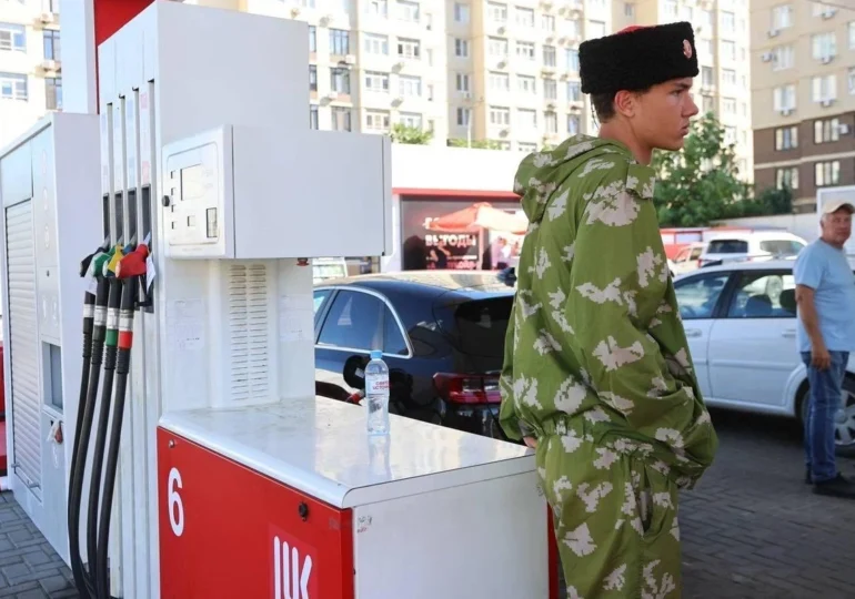 Lumea în care trăiau rușii se prăbușește: De ce naiba ar locui cineva aici? Suntem terminați! Cozile de la benzinăriile din Rusia se văd din satelit. Un primar le spune șoferilor să renunțe la mașini (Video)