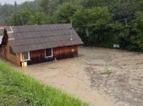 Breaza și Comarnic, lovite de urgie: Zeci de case inundate, copaci rupți și oameni lăsați fără apă. Ploile au reactivat două alunecări de teren mai vechi. Raed Arafat, pe teren (Foto&Video)
