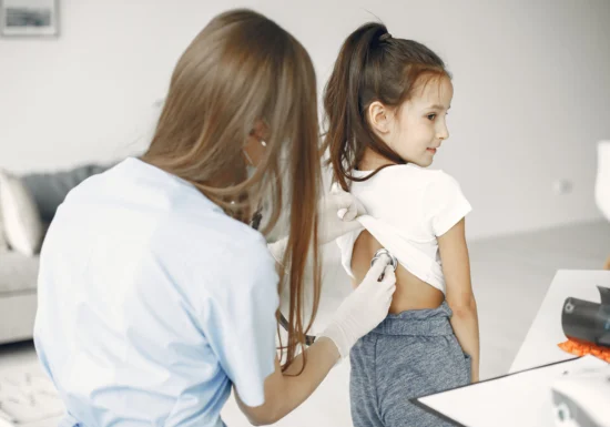 Focare de hepatită A în Brașov: 85 de cazuri de la începutul școlii. Copiii mici, cei mai afectați