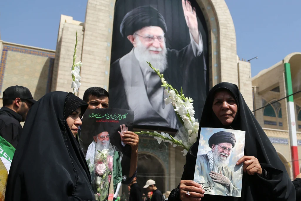 „Uciderea lui Trump este responsabilitatea noastră”, s-a strigat la funeraliile lui Ali Khamenei. Unde este noul lider suprem al Iranului? (Video)
