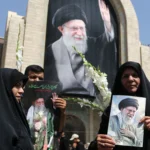 „Uciderea lui Trump este responsabilitatea noastră”, s-a strigat la funeraliile lui Ali Khamenei. Unde este noul lider suprem al Iranului? (Video)
