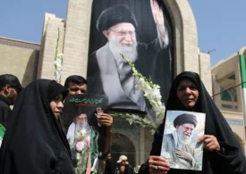 „Uciderea lui Trump este responsabilitatea noastră”, s-a strigat la funeraliile lui Ali Khamenei. Unde este noul lider suprem al Iranului? (Video)