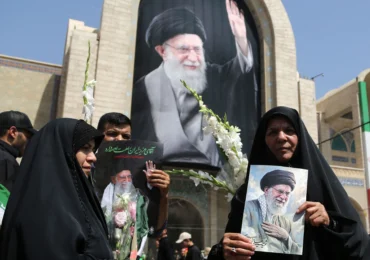 „Uciderea lui Trump este responsabilitatea noastră”, s-a strigat la funeraliile lui Ali Khamenei. Unde este noul lider suprem al Iranului? (Video)