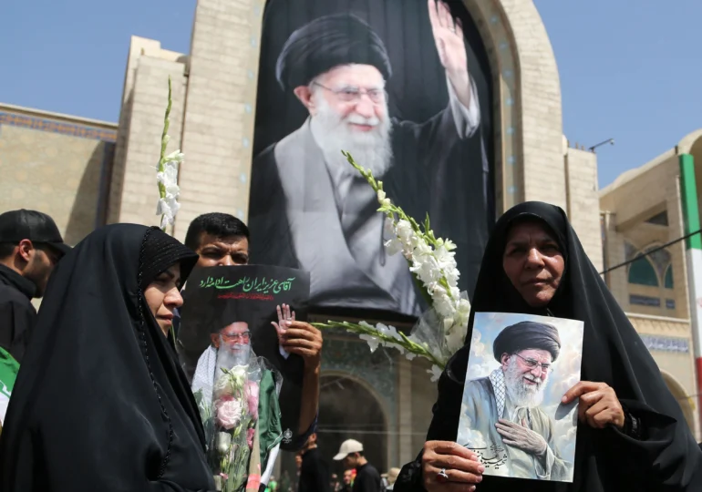 „Uciderea lui Trump este responsabilitatea noastră”, s-a strigat la funeraliile lui Ali Khamenei. Unde este noul lider suprem al Iranului? (Video)