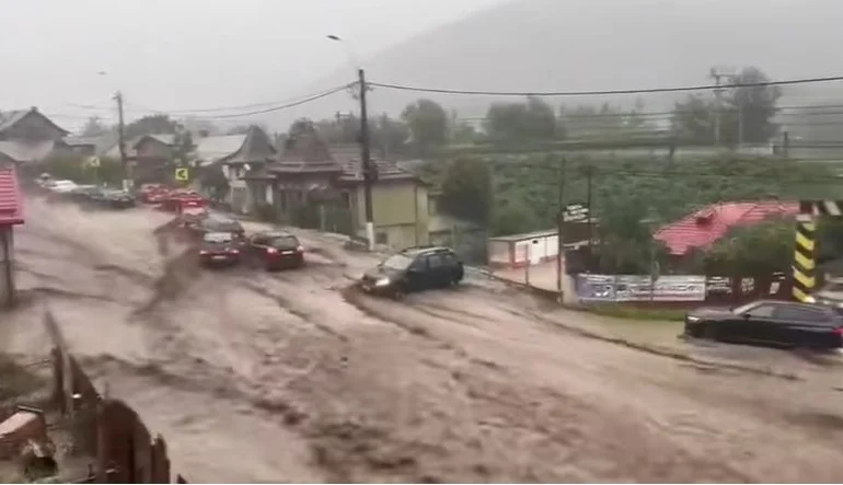 Furtunile au provocat pagube din Moldova până în București: gospodării inundate, mașini luate de ape, transport perturbat (Video)