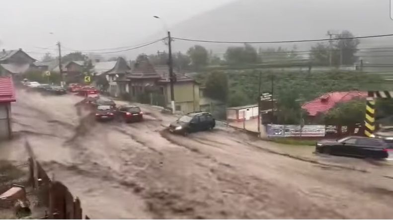 Furtunile au provocat pagube din Moldova până în București: gospodării inundate, mașini luate de ape, transport perturbat (Video)