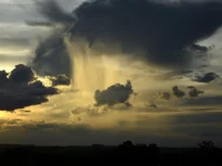 Trei zile cu vreme extremă: 37 de grade la umbră, nopți tropicale și ploi torențiale