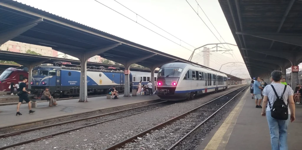 O șină ruptă a dat peste cap traficul feroviar pe litoral. Trenurile circulă din nou, cu restricții, garnitura de Mangalia acumulase deja 120 de minute întârziere