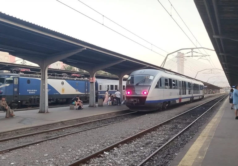 O șină ruptă a dat peste cap traficul feroviar pe litoral. Trenurile circulă din nou, cu restricții, garnitura de Mangalia acumulase deja 120 de minute întârziere