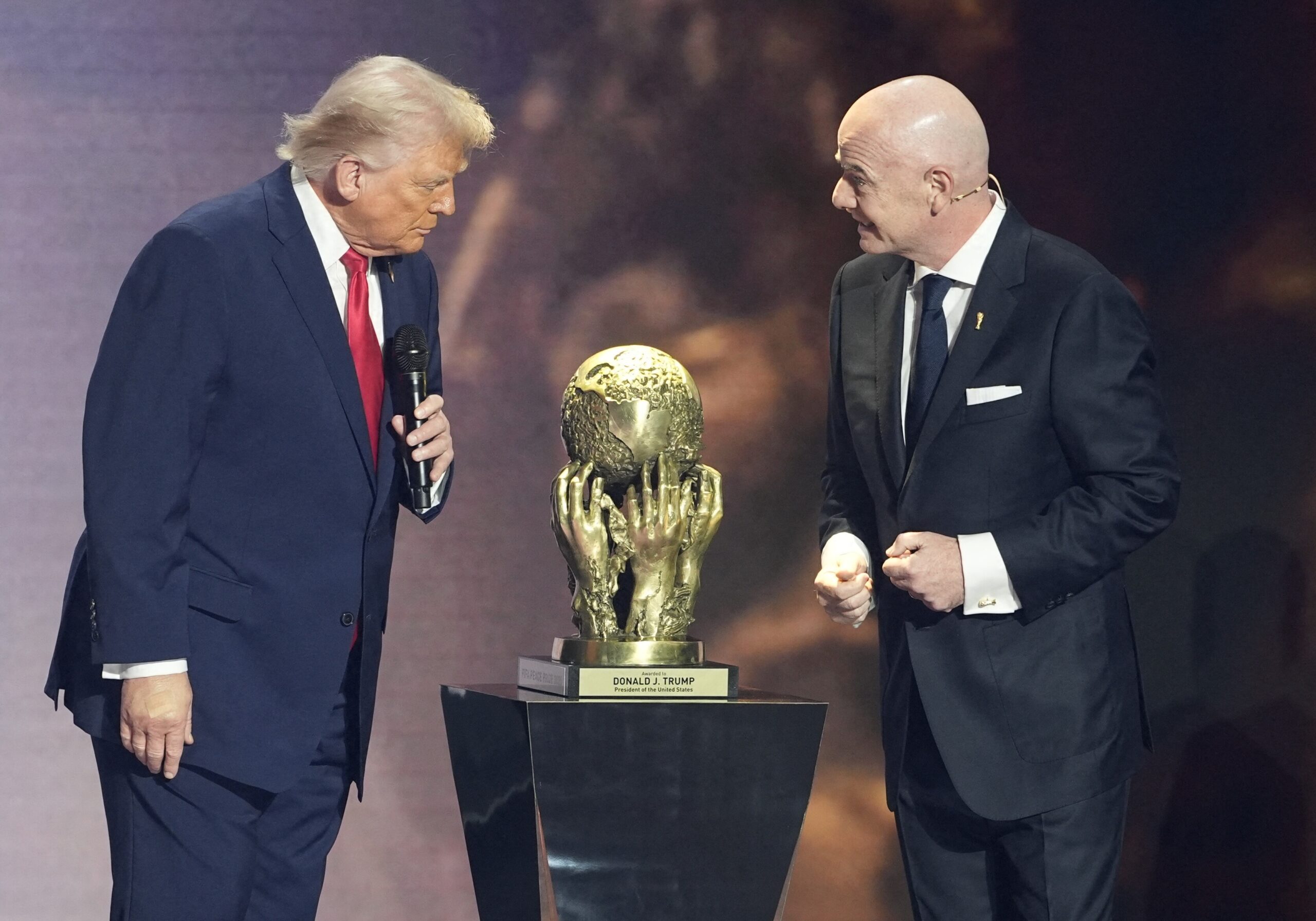 Cum au distrus Trump și Infantino echipa de fotbal a SUA și au expus un jucător nevinovat furiei publice? Corupția ucide!