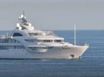 Superiahtul lui Putin, reperat lângă Norvegia: A fost trimis „la plimbare” ca să scape de dronele ucrainene (Video)