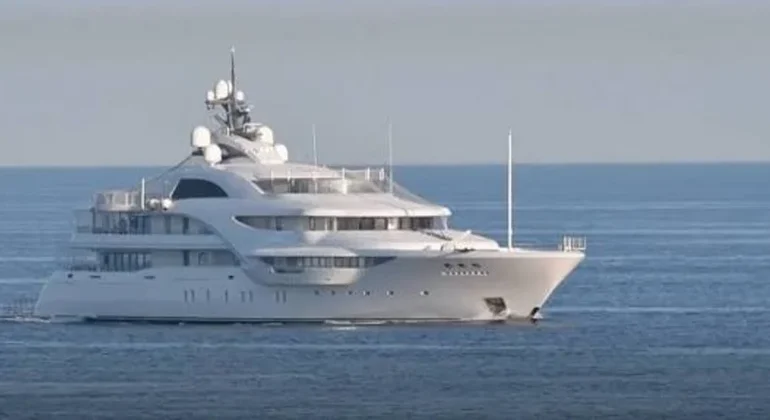 Superiahtul lui Putin, reperat lângă Norvegia: A fost trimis „la plimbare” ca să scape de dronele ucrainene (Video)