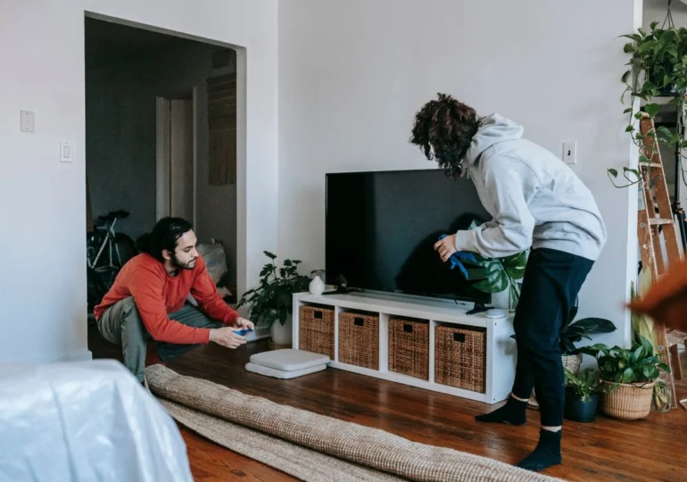 Smart TV-ul tău știe prea multe? Setările pe care merită să le verifici în prima zi de la achiziție