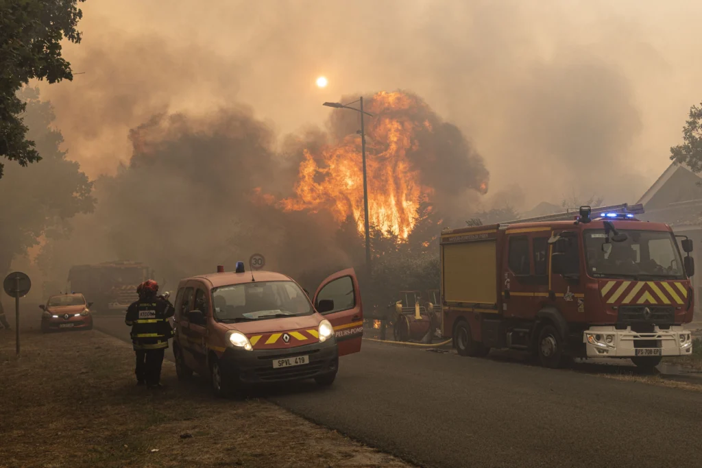 Vacanțe transformate în curse pentru supraviețuire. Turiștii povestesc cum au fugit din calea incendiilor din Franța (Video)