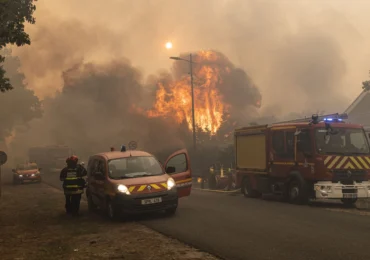 Vacanțe transformate în curse pentru supraviețuire. Turiștii povestesc cum au fugit din calea incendiilor din Franța (Video)