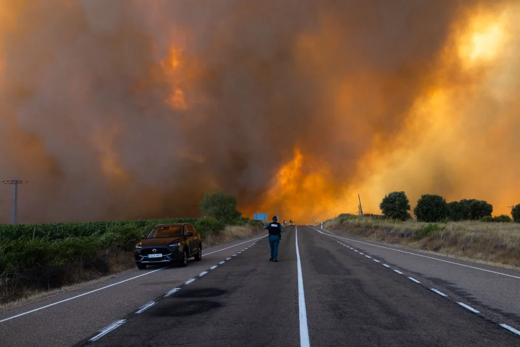 Trei pompieri au murit în incendiile din Grecia. Un oficial al UE avertizează: La început de august am putea avea „toată Europa în flăcări” (Video)