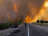 Trei pompieri au murit în incendiile din Grecia. Un oficial al UE avertizează: La început de august am putea avea „toată Europa în flăcări” (Video)
