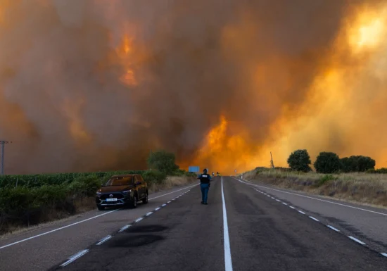 Trei pompieri au murit în incendiile din Grecia. Un oficial al UE avertizează: La început de august am putea avea „toată Europa în flăcări” (Video)
