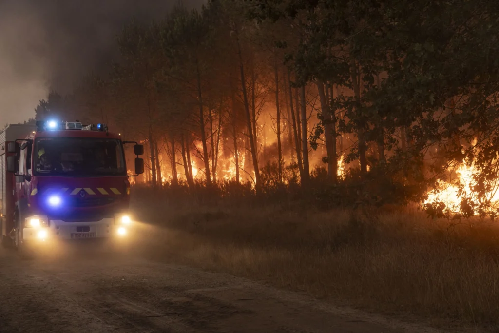 Lupta cu incendiile din Europa ar putea dura până în noiembrie. Macron: Cea mai dificilă situație de după Al Doilea Război Mondial
