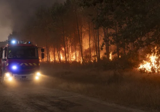 Lupta cu incendiile din Europa ar putea dura până în noiembrie. Macron: Cea mai dificilă situație de după Al Doilea Război Mondial
