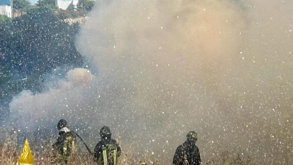 Incendii devastatoare în sudul Italiei: Un elicopter și un avion care stingeau flăcările, la un pas de o tragedie în Sardinia (Video)