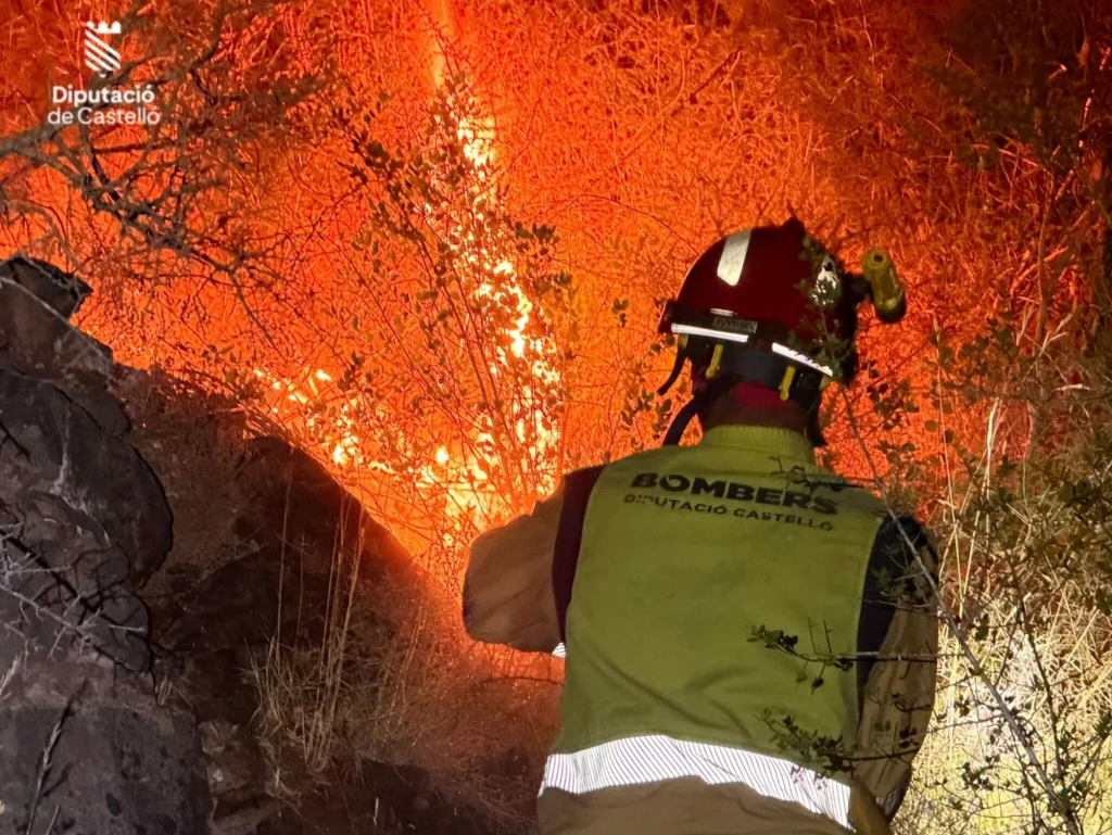 Cel puțin 12 morți și 23 de dispăruți în incendiul devastator din sudul Spaniei. Unii oameni au murit încercând să fugă prin albia unui râu secat (Video)