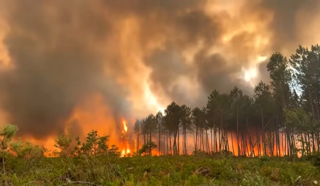Mii de turiști și localnici evacuați din sud-vestul Franței, după ce un incendiu de vegetație alimentat de caniculă a scăpat de sub control (Video)