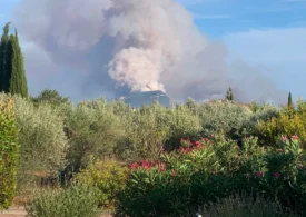 Incendiu de vegetație scăpat de sub control în sud-estul Franței. Flăcările avansează cu viteză foarte mare, sute de oameni au fost evacuați (Video)