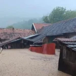 Ploile torențiale au inundat mai multe localități din Prahova. Și Bucureștiul a fost sub cod portocaliu